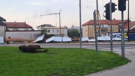 Podrta gradbiščna ograja-MGCR